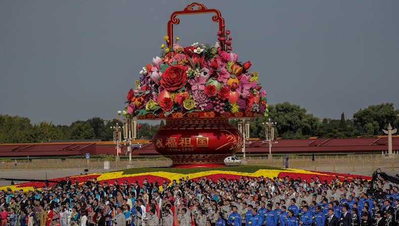 Una gigantesca ofrenda floral, con el color rojo como predominante, presidió la ceremonia de homenaje por el Día Nacional.