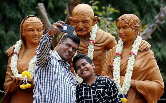 India celebra 151 años del natalicio de Mahatma Gandhi