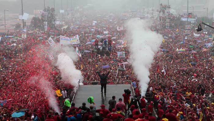 A pesar de la torrencial lluvia miles de hombres, mujeres y niños acompañaron a Hugo Chávez en el cierre de la campaña electoral de 2012.