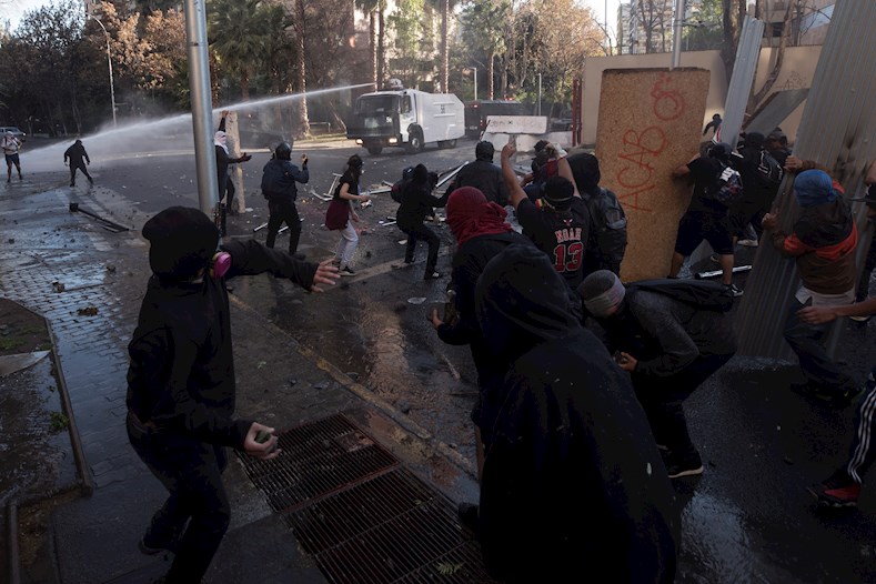 En Chile, las sistemáticas violaciones de Derechos Humanos por parte de Carabineros no han amainado las protestas populares.