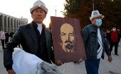 En Biskek, algunos manifestantes de la antigua república soviética portaron retratos del líder bolchevique V.I. Lenin.