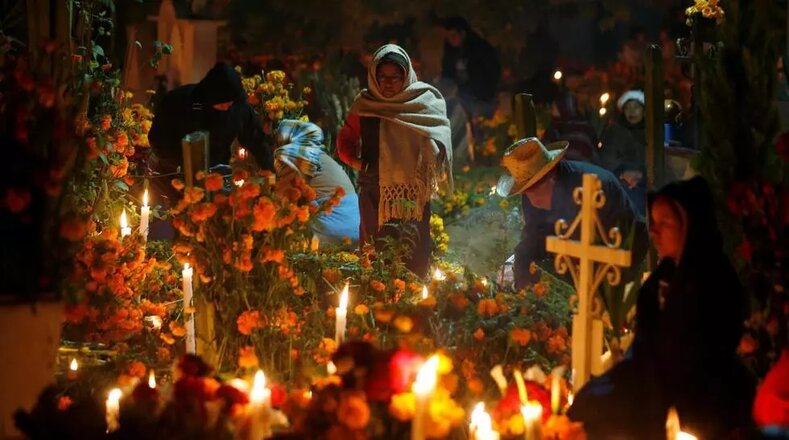 Junto con el pan de muerto y las calaveritas de azúcar, la flor de Cempasúchil es un elemento tradicional del día de muertos, y se emplea en el adorno de los altares dedicados a los fieles difuntos.