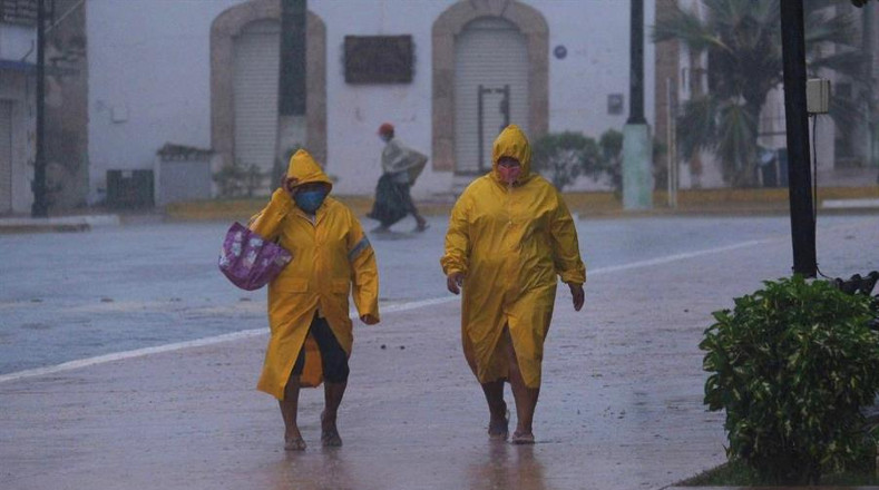 Delta también dejó caer intensas lluvias sobre el territorio mexicano, afectando principalmente las ciudades de Cancún y Cozumel.