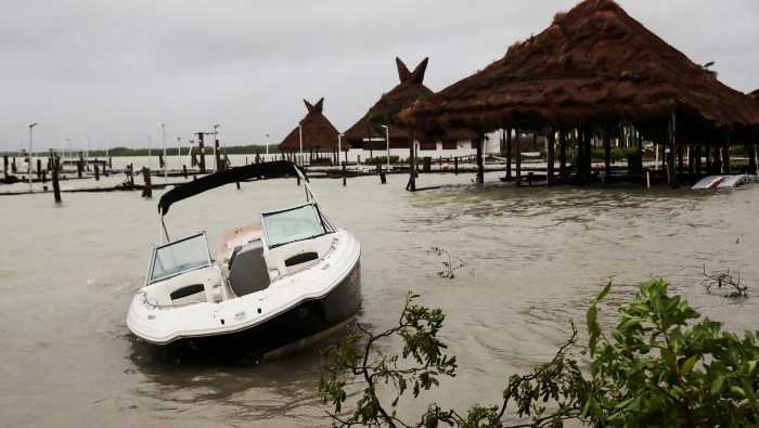 Huracán Delta causas grandes daños en Cancún, México