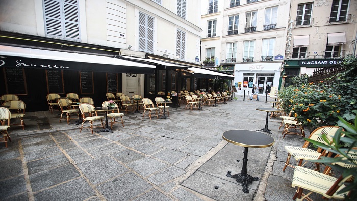 Ante el avance de la Covid-19, la Alcaldía de París declaró el cierre total de los bares, clubes deportivos y piscinas.