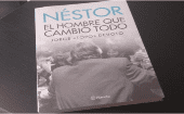 El texto reúne anécdotas de distintas figuras públicas en torno al expresidente de Argentina, Néstor Kirchner.