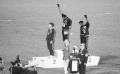 Los atletas afroamericanos Tommie Smith y John Carlos alzaron sus puños en  los Juegos Olímpicos  de México 1968, inmortalizando el símbolo del Black Power.