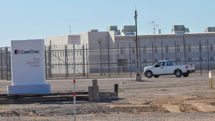 Los Centros de Detención de Inmigrantes han sido señalados por violar los Derechos Humanos de los recluidos. Muchas de estas instalaciones están gestionadas por empresas privadas, como Core Civic.