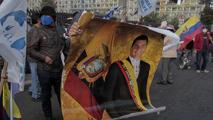 Simpatizantes del expresidente Correa condenan el fallo judicial en su contra.