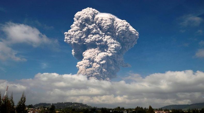 El volcán Sinabung se encuentra en la isla de Sumatra en Indonesia, y hasta el 2010, se trataba solo de una curiosidad natural, situación que cambió drásticamente.