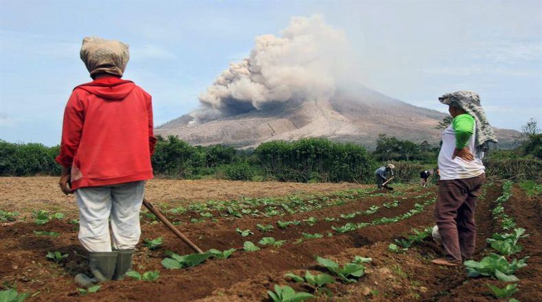 Con una altura de 2.460 metros sobre el nivel del mar, Sinabung estuvo inactivo durante 400 años antes de que entrara en erupción en agosto de 2010.