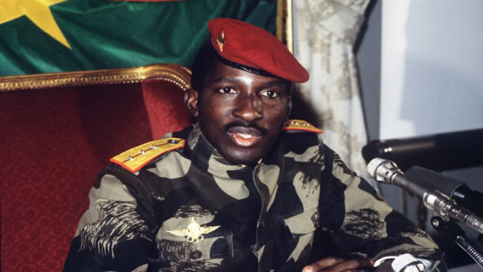 De formación militar, Sankara arriba al poder mediante un movimiento revolucionario que recibió el apoyo popular.