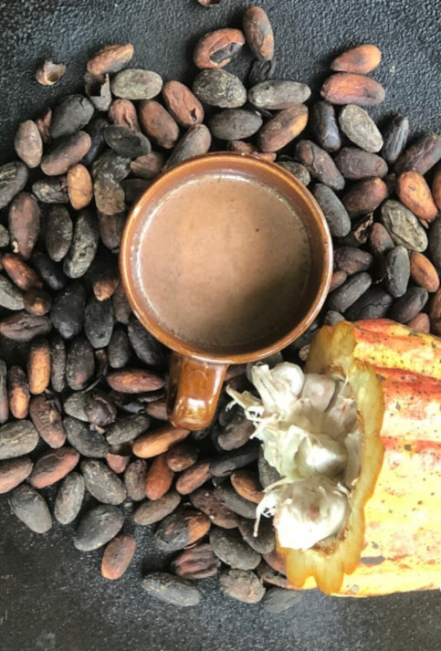 Cacao: Contiene una gran cantidad de antioxidantes. Aporta vitaminas A, B, C y E, así como ácido fólico y proteína. Los mayas fueron pioneros en el cultivo del cacao, pero los aztecas empezaron a utilizar el término “xocolat” para denominar la bebida amarga y picante producida a partir de la semilla fermentada y secada del Theobroma cacao. El chocolate intensifica la líbido, puede ser saludable porque contiene flavonoides que evitan el congestionamiento de las arterias. Entre sus componentes se encuentra la feniletilamina, un estimulante que puede producir euforia.