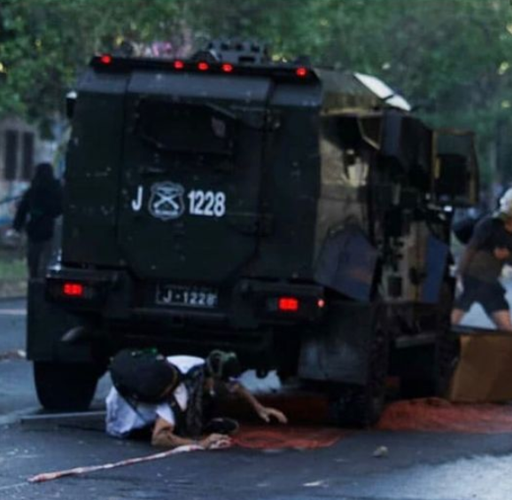 Pese a que Carabineros desmintió el hecho, varios medios locales e independientes registraron como el camión lanza agua atropella al manifestante.