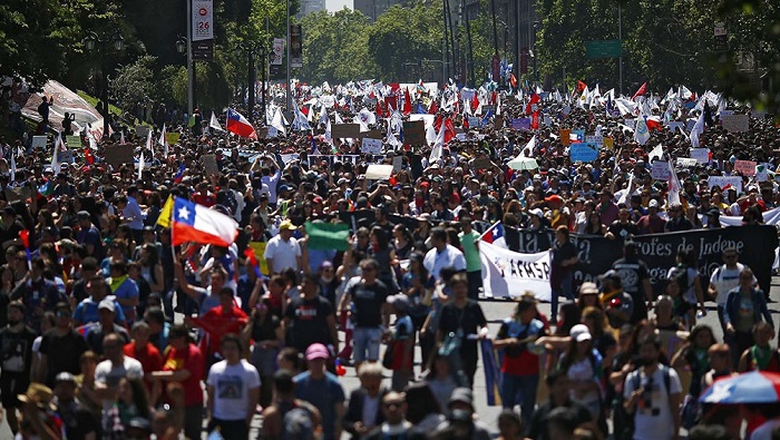 Las masivas protestas se han extendido a diferentes puntos de la capital como Plaza Maipu, Plaza Baquedano, Parque Bustamante y las avenidas Alameda, Matta y Vicuña Mackena.