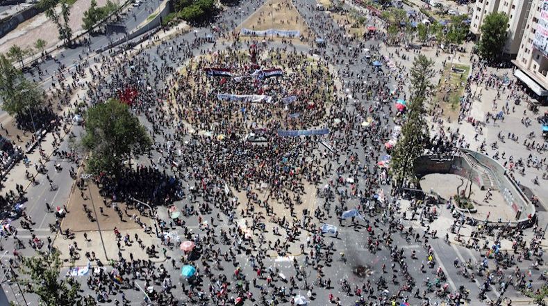 La céntrica Plaza Italia en la capital chilena de Santiago reunió a una marea de miles de manifestantes que pregonaron consignas antigubernamentales e insistieron en los reclamos de igualdad.