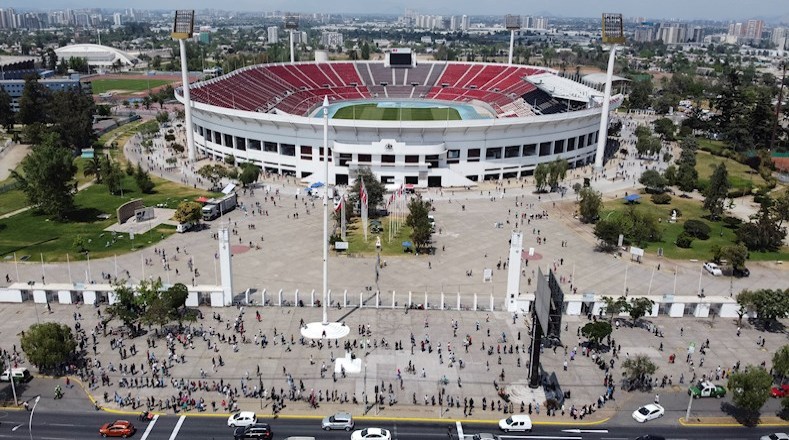 En el Estadio Nacional de Santiago de Chile se habilitaron mesas de votación. El Estadio fue utilizado como centro de detención y torturas durante la dictadura de Pinochet. 