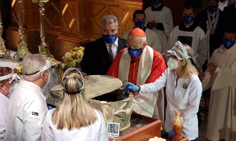 Presidida por el cardenal Baltazar Porras tuvo lugar la ceremonia de exhumación de los restos de J.G. Hernández.