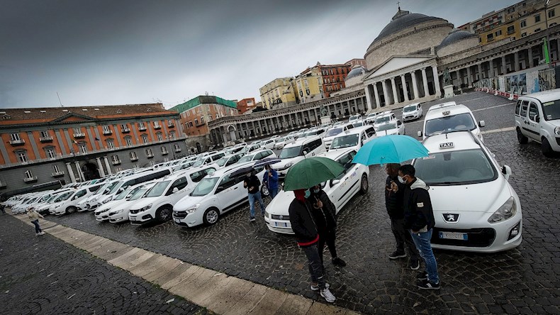 Los taxistas italianos fueron de los primeros grupos en manifestarse en contra de las medidas restrictivas antocovid.