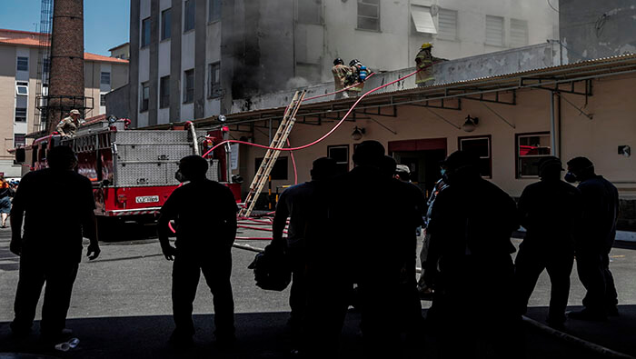 El Cuerpo de Bomberos del estado de Río de Janeiro, indicaron que el fuego se inició en el subsuelo del edificio por causas desconocidas.