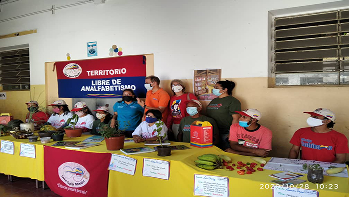 A través de los programas de la Misión Robinson, el presidente Hugo Chávez logró alfabetizar a 1.482.543 venezolanos incluyendo a las comunidades indígenas.