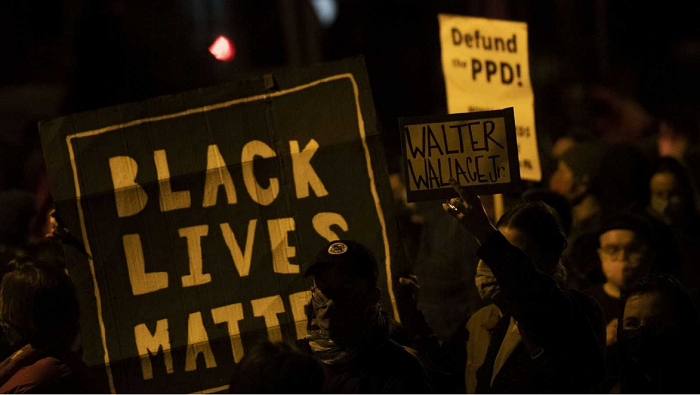 Los resultados de la encuesta llegan dos días después de las protestas en Filadelfia, Pensilvania tras el asesinato de otro joven afroamericano por parte de la policía.