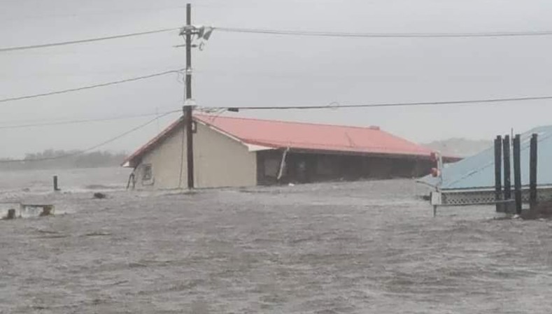 Impresionantes mareas de tormenta formaron parte de los daños de la llegada del huracán "Zeta".
