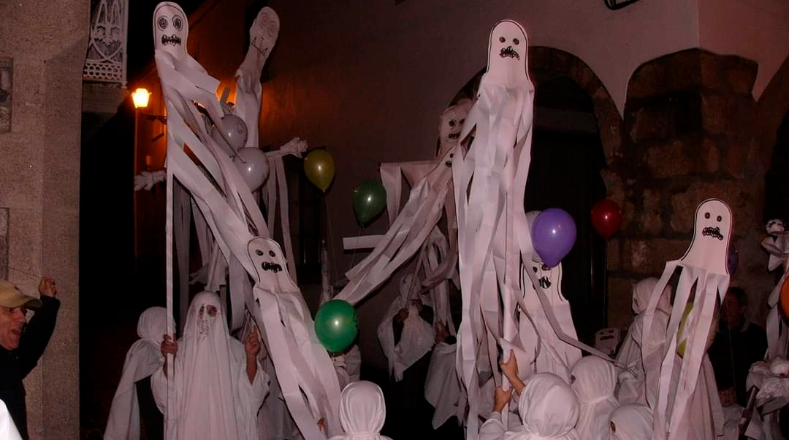 En el desfile gallego del Samaín se han visto representaciones tradicionales de fantasmas que son paseados esa noche por las calles.