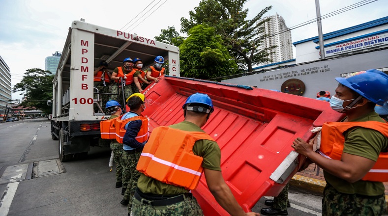 Tan pronto como los servicios meteorológicos alertaron que Goni sería un poderoso tifón, el Gobierno de Filipinas movilizó a soldados y rescatistas a los lugares más críticos. Entre 19 y 31 millones de personas debieron huir de sus embates.