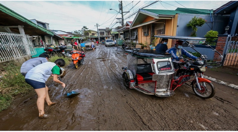 Las crecidas de lodo afectaron áreas densamente pobladas. Horas después del paso del tifón, los residentes batallaban contra el fango y los detritos sólidos transportados por las aguas.