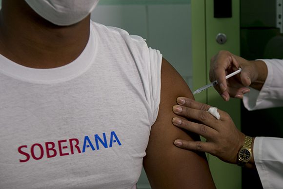 Cuba apuesta por desarrollar sus propios candidatos vacunales frente a la Covid-19 para alcanzar la mayor cantidad de población inmunizada en poco tiempo.