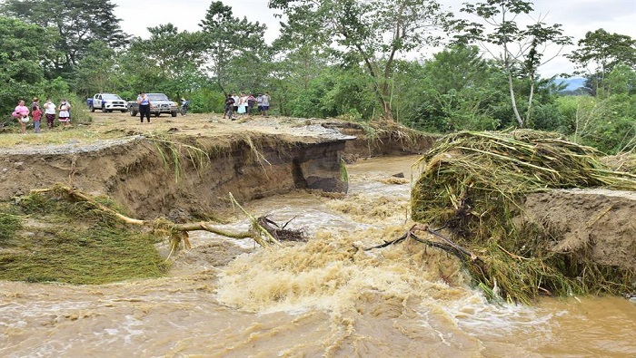 De acuerdo con reportes preliminares del Gobierno, se reportan hasta el momento 11 víctimas mortales, 600 cortes de carreteras y 15 puentes destruidos.