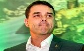 Los fiscales exigen que, de ser sancionado, el senador Flávio Bolsonaro pierda su curul y pague una indemnización al estado de Río de Janeiro.