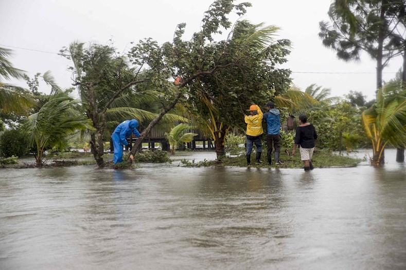 Con las lluvias está aparejado el riesgo de inundaciones repentinas y desbordes de ríos, además de deslizamientos de tierra.