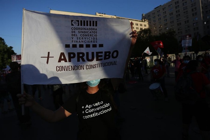 El 84 por ciento de los chilenos opinan que sean ciudadanos, expertos, académicos y personajes públicos quienes redacten el nuevo texto constitucional.