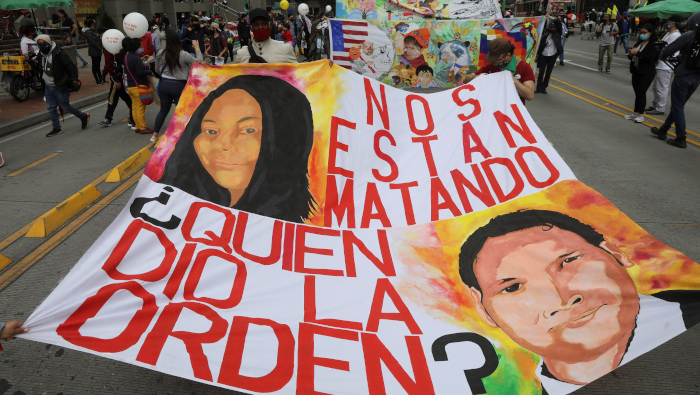 En la imagen, aparecen manifestantes durante una jornada de protesta nacional el 21 de octubre de 2020 en Bogotá.