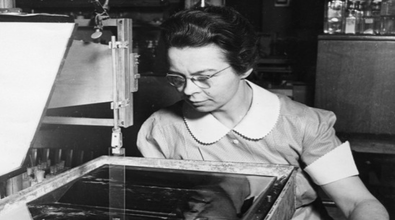 La física pionera en ingeniería y química de superficie Katherine Blodget (1898 - 1979), de origen estadounidense, experimentó con recubrimientos moleculares aplicados al vidrio, logrando inventar el cristal no reflectante que luego se utilizó en telescopios, parabrisas, ordenadores y pantallas de televisión.