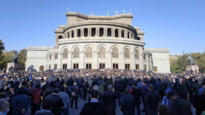Miles de armenios exigen la renuncia del primer ministro