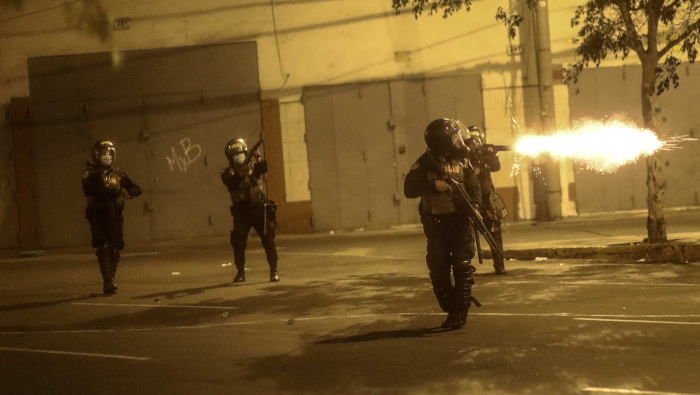 Manifestantes peruanos denunciaron que la policía disparó en forma directa contra ellos.