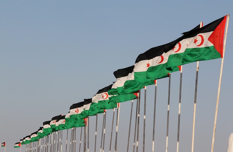 Debido a la complicidad de varias potencias, todavía hoy el Sahara occidental no ha realizado la consulta de autodeterminación.
