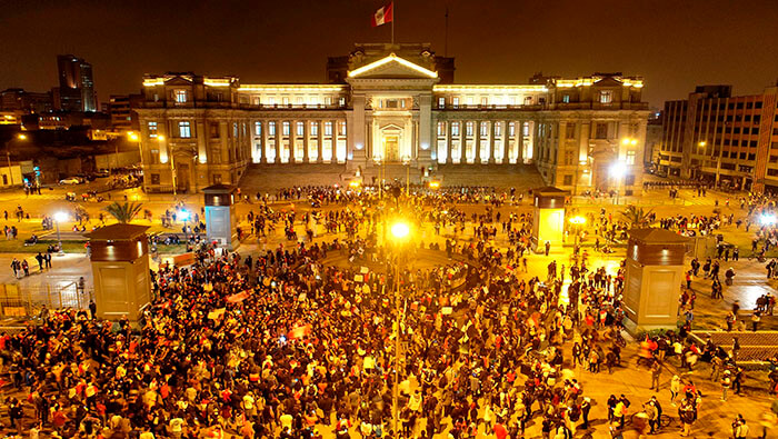 Miles de peruanos se mantienen en las calles desde el lunes en contra del presidente Manuel Merino.