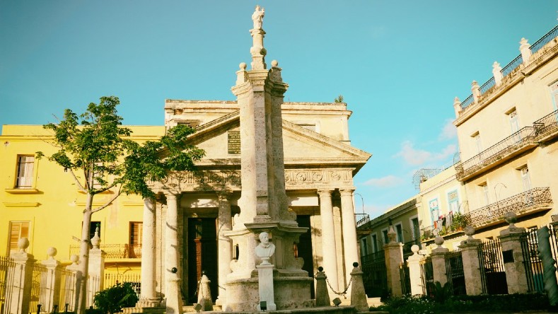 El Templete es una pequeña construcción que conmemora los hechos fundacionales de 1519, cuando bajo la invasión española, nació la entonces villa de San Cristóbal de La Habana.