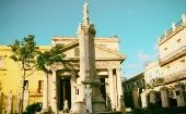 El Templete es una pequeña construcción que conmemora los hechos fundacionales de 1519, cuando bajo la invasión española, nació la entonces villa de San Cristóbal de La Habana.