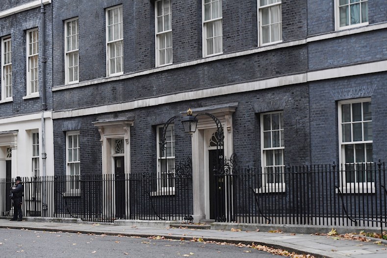 La Covid-19 ha vuelto a visitar el 10 de Downing Street, residencia oficial del jefe de Gobierno británico.