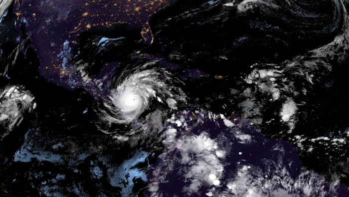 Se espera que Iota llegue como tormenta tropical a Honduras el martes por la tarde.