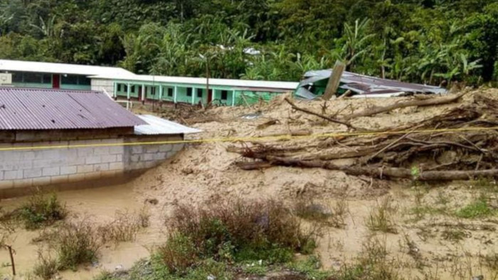 Una avalancha de lodo está a punto de sepultar la escuela primaria de la aldea Saquixim del municipio de San Cristobal Verapaz, Guatemala.