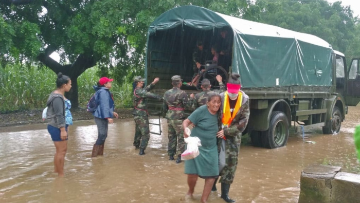 Miembros del Ejército ayudan a evacuar a varias personas a un refugio en el Potosí, ciudad de Rivas, Nicaragua.