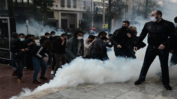 La marcha pacífica por el aniversario 47 de la Rebelión de la Politécnica de Atenas fue reprimida por los cuerpos policiales.