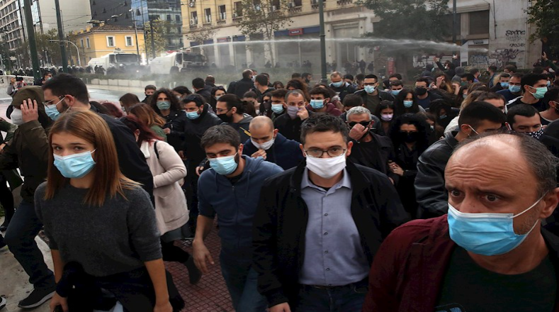 Pese a las restricciones por la pandemia del nuevo coronavirus, decenas de personas se han manifestado en las calles griegas, como cada año, en el marco del aniversario de las víctimas del levantamiento de 1973 contra la entonces Junta de los Coroneles.