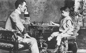 Capablanca figura como uno de los primeros niños prodigios del ajedrez registrados. En la imagen, el niño José Raúl enfrentando a su padre, al que derrotaba ya con cinco años. 